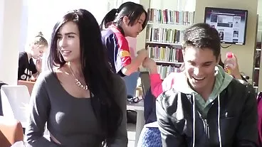 Skylar Vox, adolescente dai capelli neri e dai grossi seni, ha bisogno donna matura xxx di un passaggio