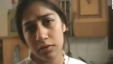 La figliastra Lacy e la migliore amica danno una sbirciatina a tettone milf porno papà Charles!