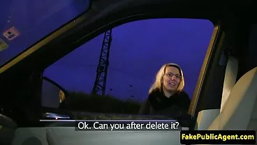 Ragazza mature si spogliano spensierata