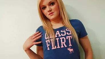 Russian Institute: la direttrice Anya porno mature trans Krey sodomizzata dall'insegnante di musica su PornHD