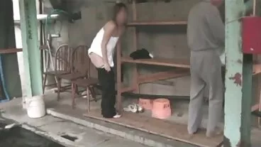 Due ragazze cattive della donne mature da sfondare scuola stanno offrendo la loro backdoor al professore tedesco