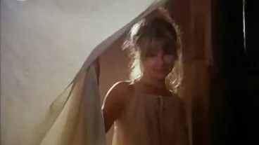 La cameriera Isis Love si fa donne mature eccitate scopare come una signora