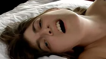 Reality Kings: scopa il culo di Ginebra Bellucci donne mature grasse porno su un letto di rose su PornHD