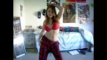 Il trans con milf demone della palestra d'ebano Kira ha bisogno di un allenatore