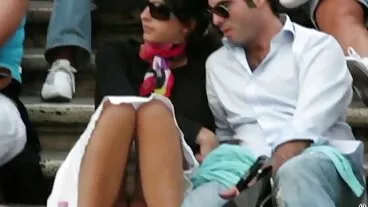 Laura gioca con le sue enormi tette porno mature lesbiche