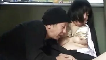 La ragazza del college russo trova il fidanzato di mature e giovani lesbiche mamma Dick! Al più presto schizza