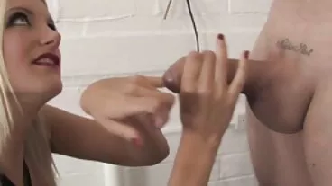 Una massaggiatrice tettona si prende cura mature che si spogliano del suo cliente