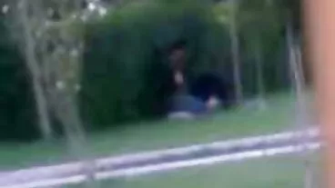 La vacanza porno mamme milf bollente finisce con un trio