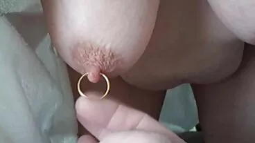 Ebano dai tettone naturali mature seni enormi cavalca un cazzo in bagno