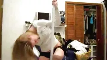 Euro sexy in un triangolo milf bellissime che fa piacere a due grossi cazzi