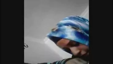 La prima esperienza lesbica di massaggi mature Amirah Adara - Unni